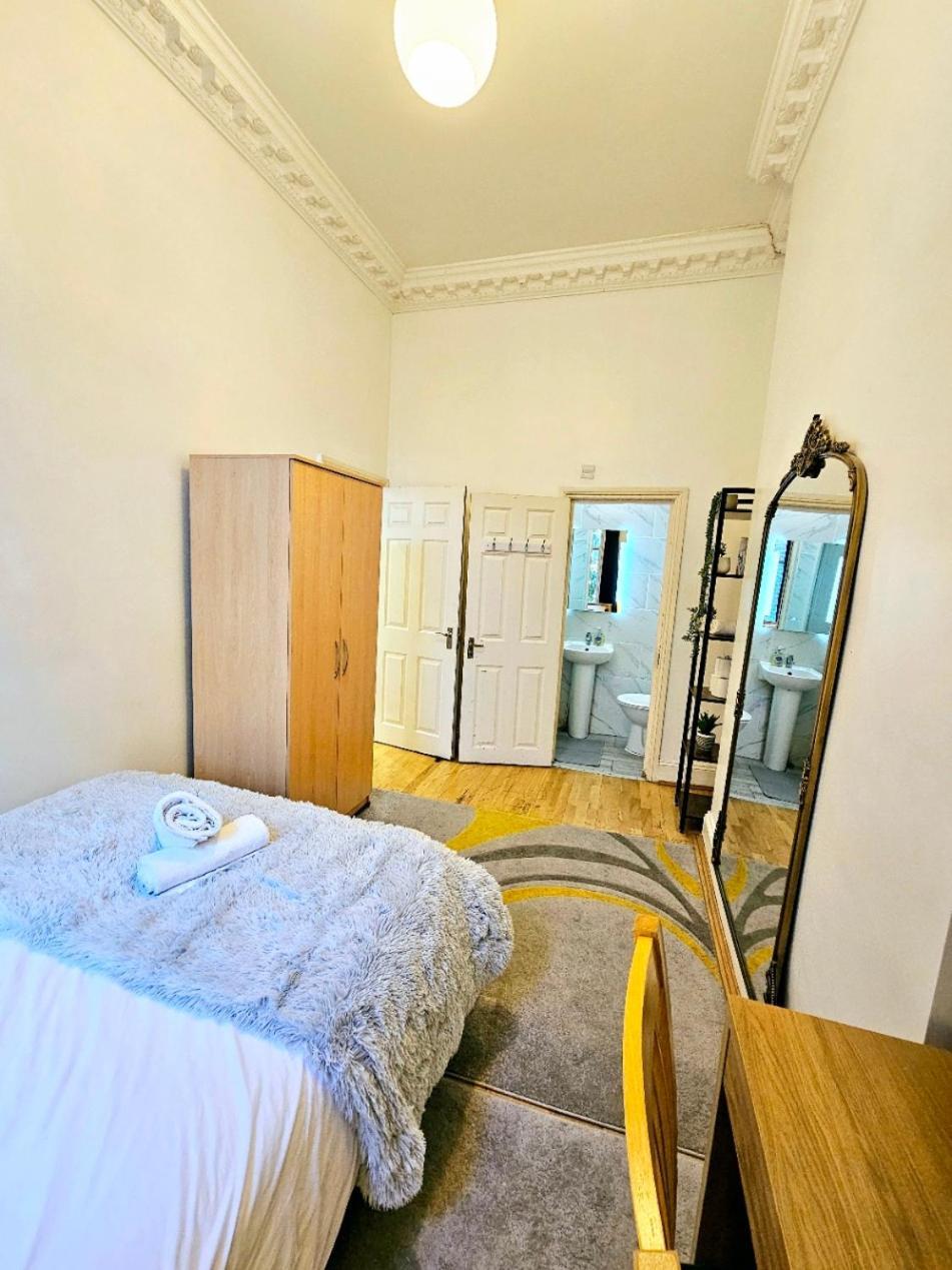 Charming With Private Balcony, On 1st Floor, With 2 Bathrooms, 3 Min Walk To Earl's Court Station Apartment