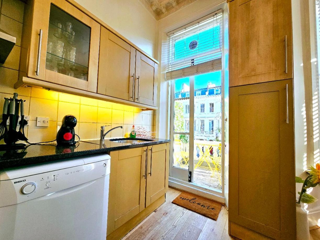 Charming With Private Balcony, On 1st Floor, With 2 Bathrooms, 3 Min Walk To Earl's Court Station Apartment *