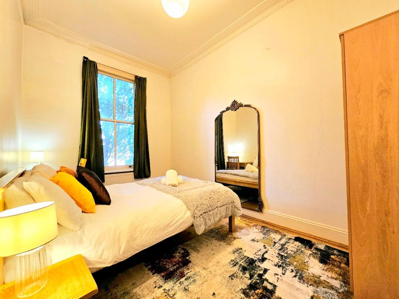 Apartment Charming With Private Balcony, On 1st Floor, With 2 Bathrooms, 3 Min Walk To Earl's Court Station London