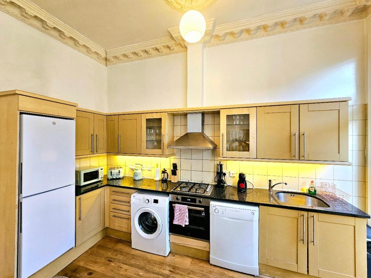 Charming With Private Balcony, On 1st Floor, With 2 Bathrooms, 3 Min Walk To Earl's Court Station London