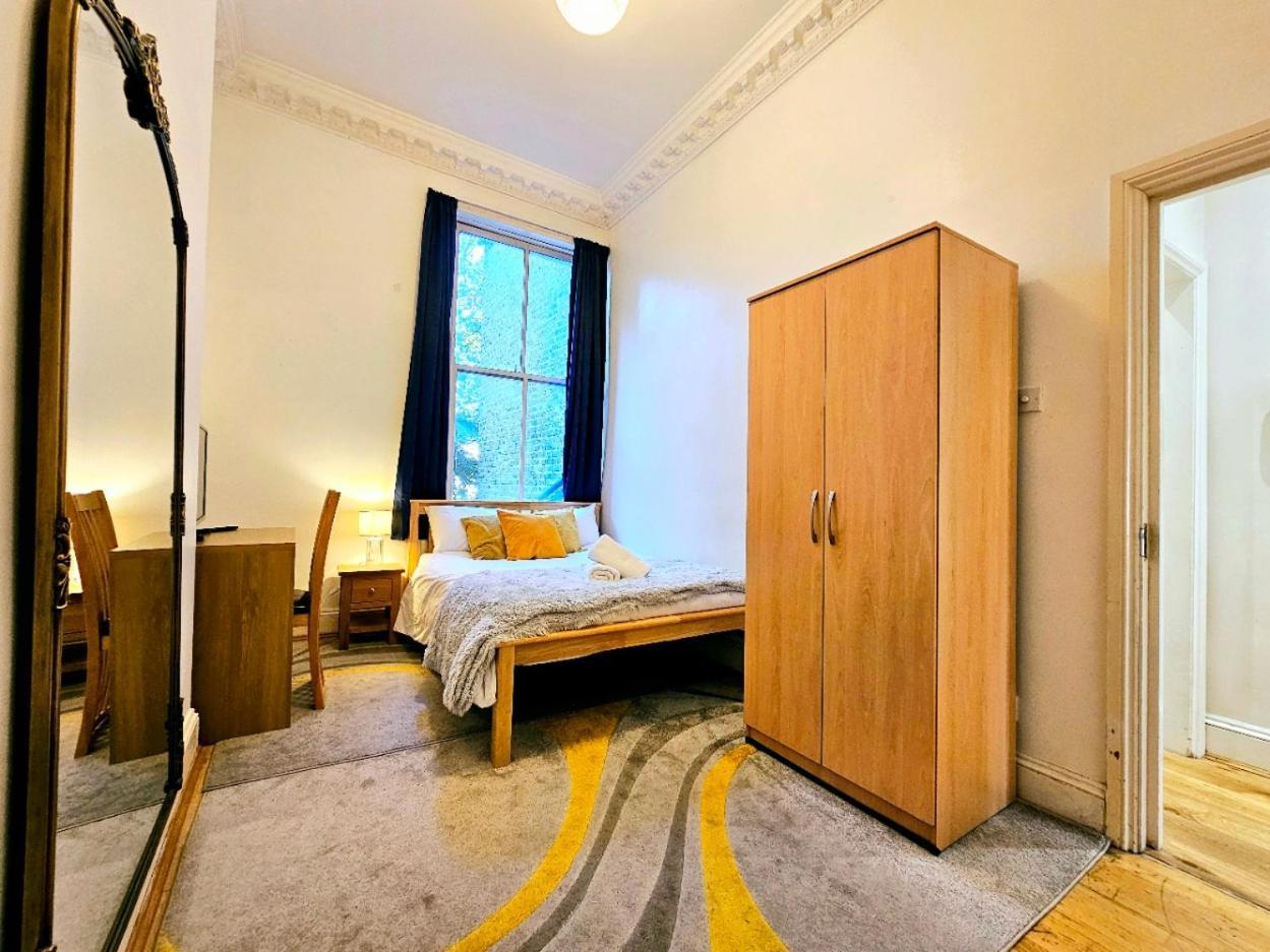 Charming With Private Balcony, On 1st Floor, With 2 Bathrooms, 3 Min Walk To Earl's Court Station * London