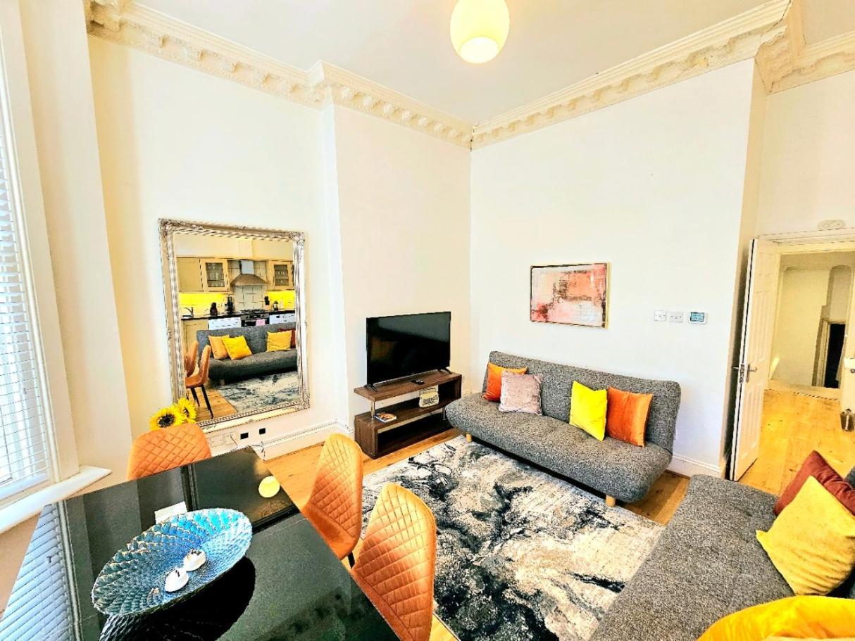 Charming With Private Balcony, On 1st Floor, With 2 Bathrooms, 3 Min Walk To Earl's Court Station Apartment