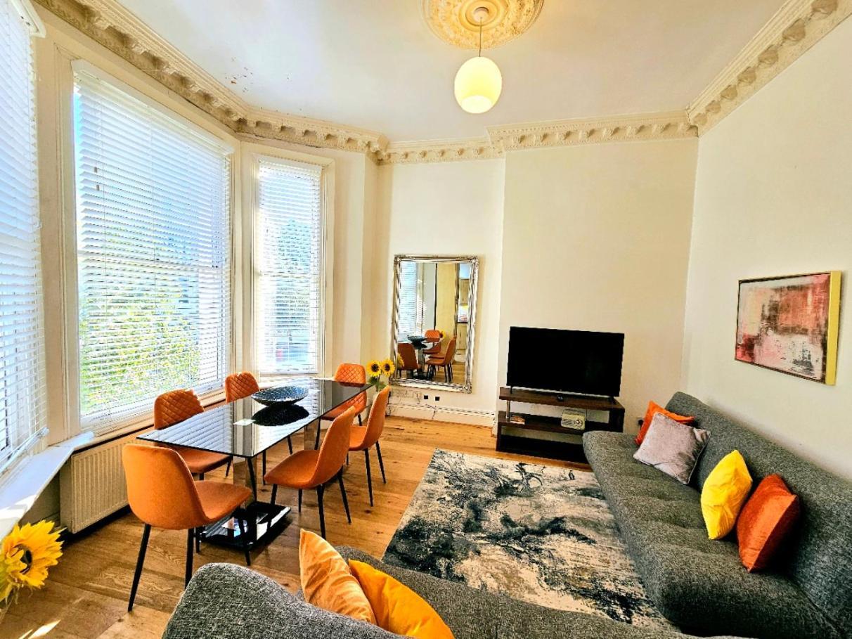 Charming With Private Balcony, On 1st Floor, With 2 Bathrooms, 3 Min Walk To Earl's Court Station Apartment *