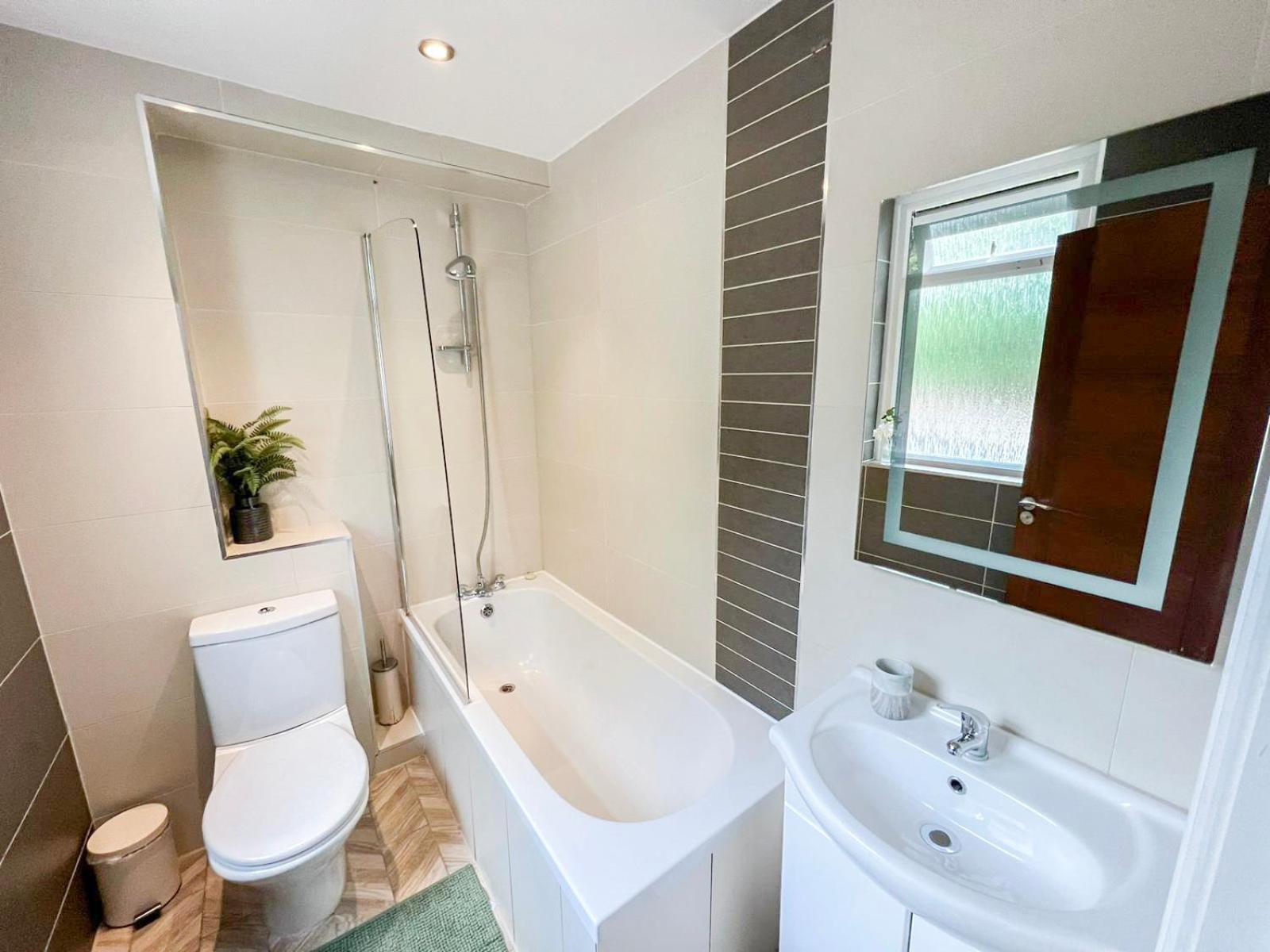 Lovely 4 Bedroom Flat With Ample Garden In Brondesbury, Kilburn Apartment London