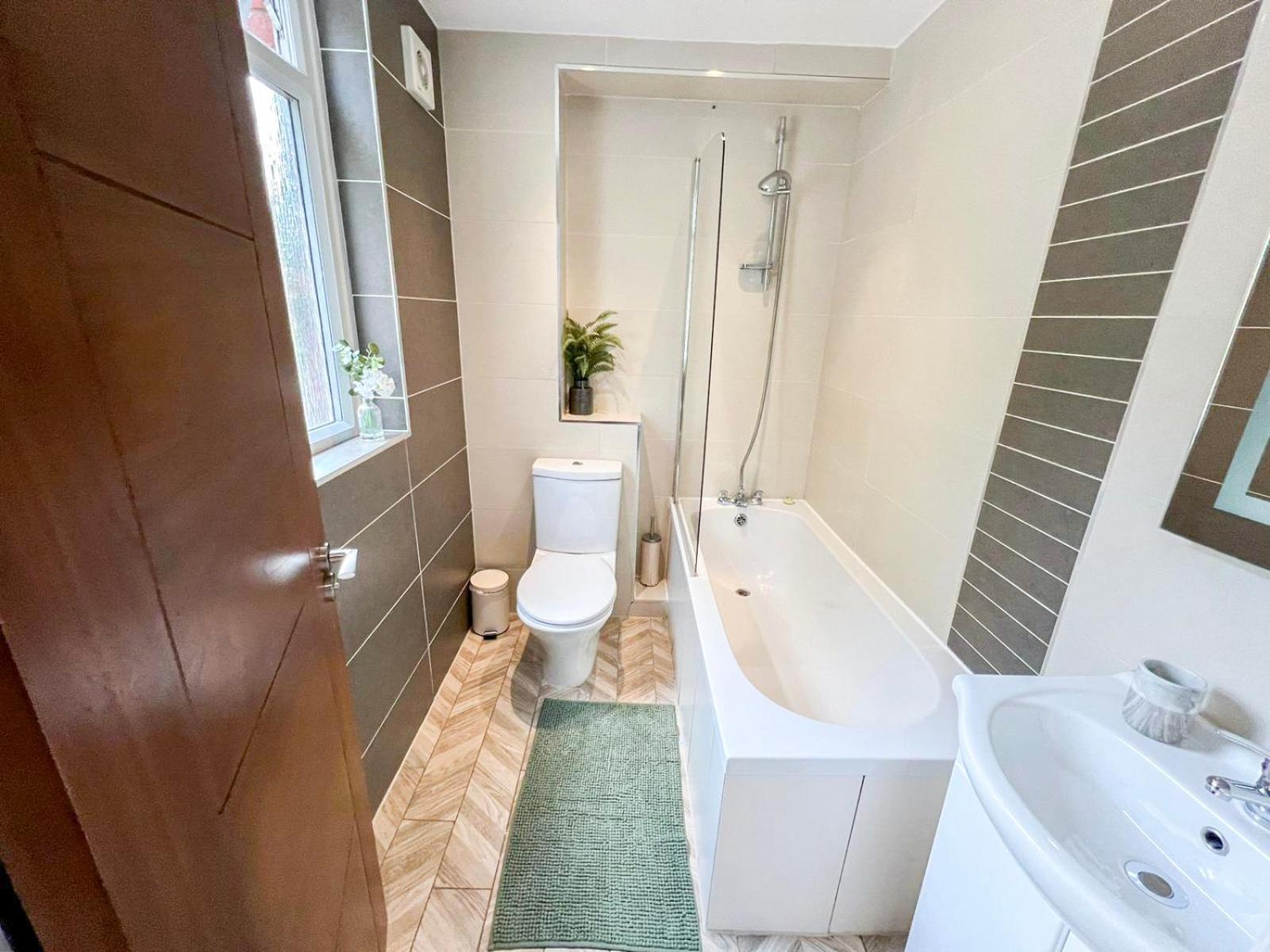 Lovely 4 Bedroom Flat With Ample Garden In Brondesbury, Kilburn Apartment