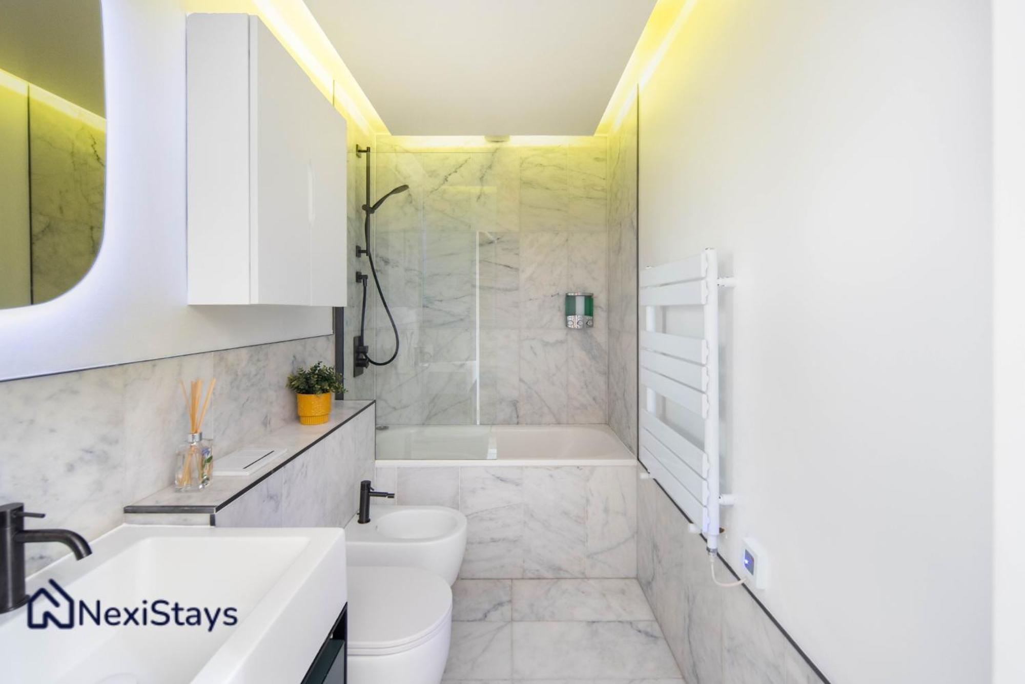 1 Min Walk To Euston Station, Modern Townhouse Apartment London