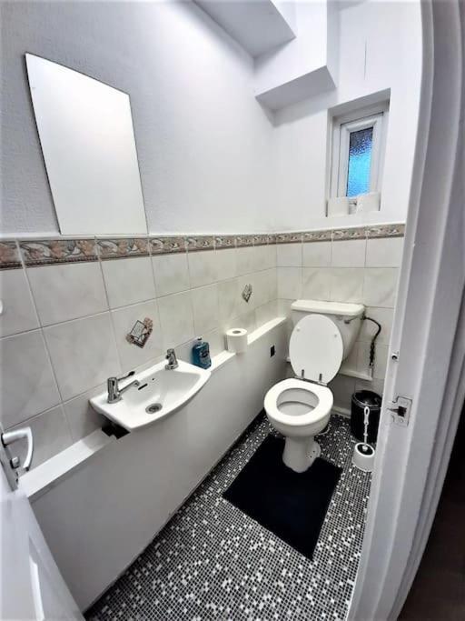 Zone 1, 3bedroom With A Garden Apartment *