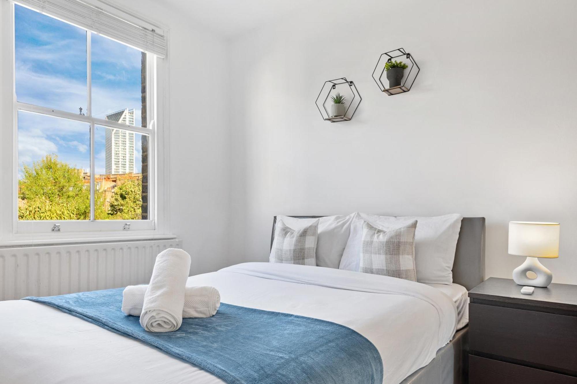Luxury 4 Bedroom Flat With Stunning Shard View From Terrace In London! Next To Station, Sleeps 9 Apartment *