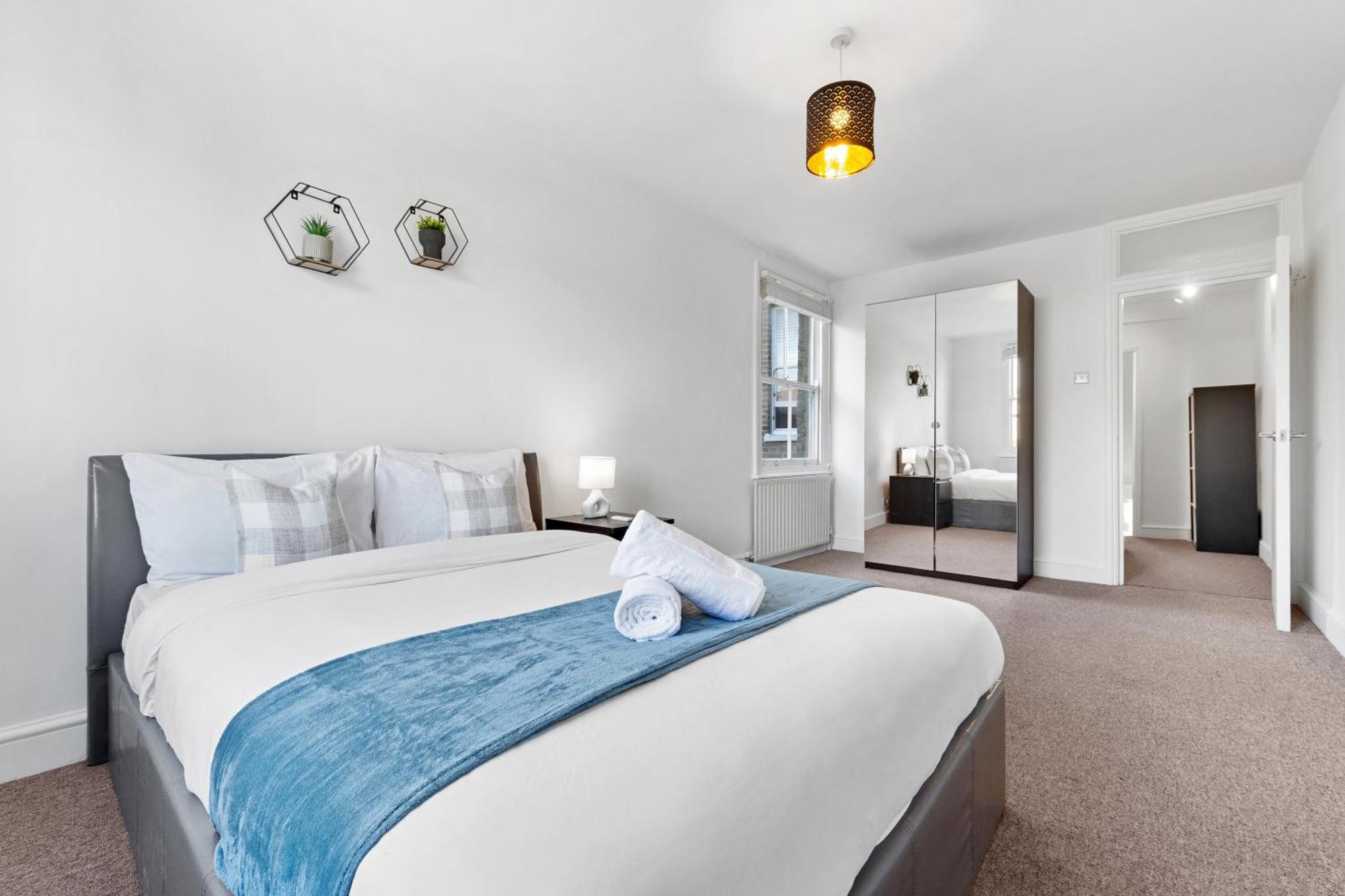 Luxury 4 Bedroom Flat With Stunning Shard View From Terrace In London! Next To Station, Sleeps 9 London