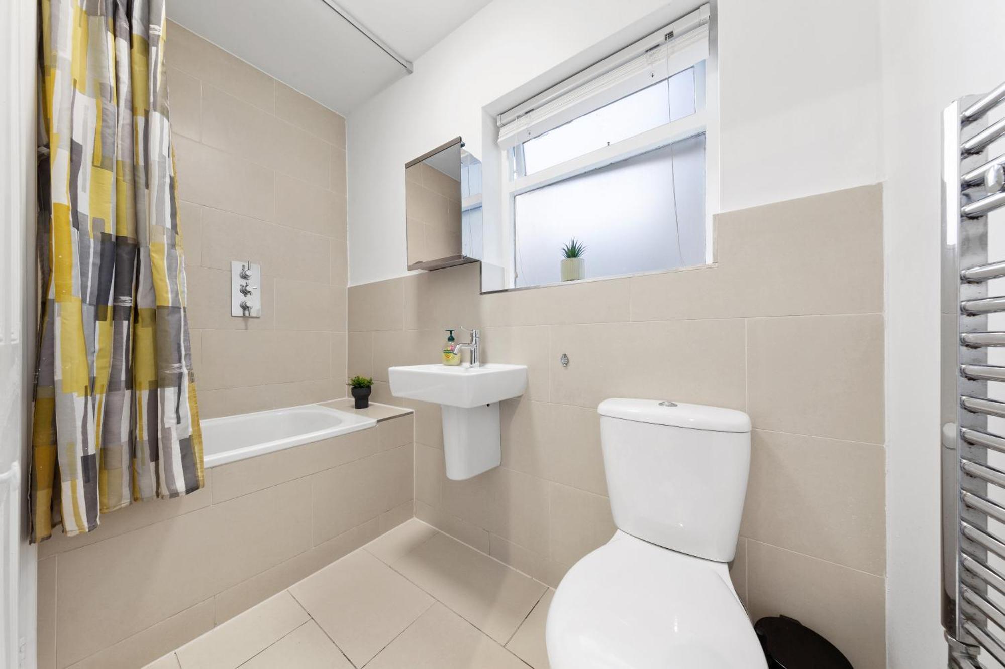 Luxury 4 Bedroom Flat With Stunning Shard View From Terrace In London! Next To Station, Sleeps 9 * London
