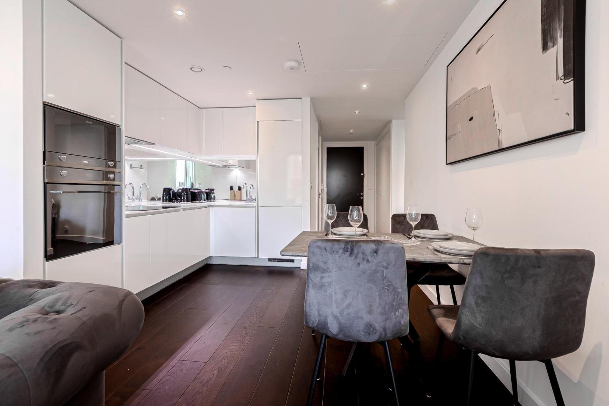 Bright 2br High Floor Flat, Nine Elms, 3min Tube * London