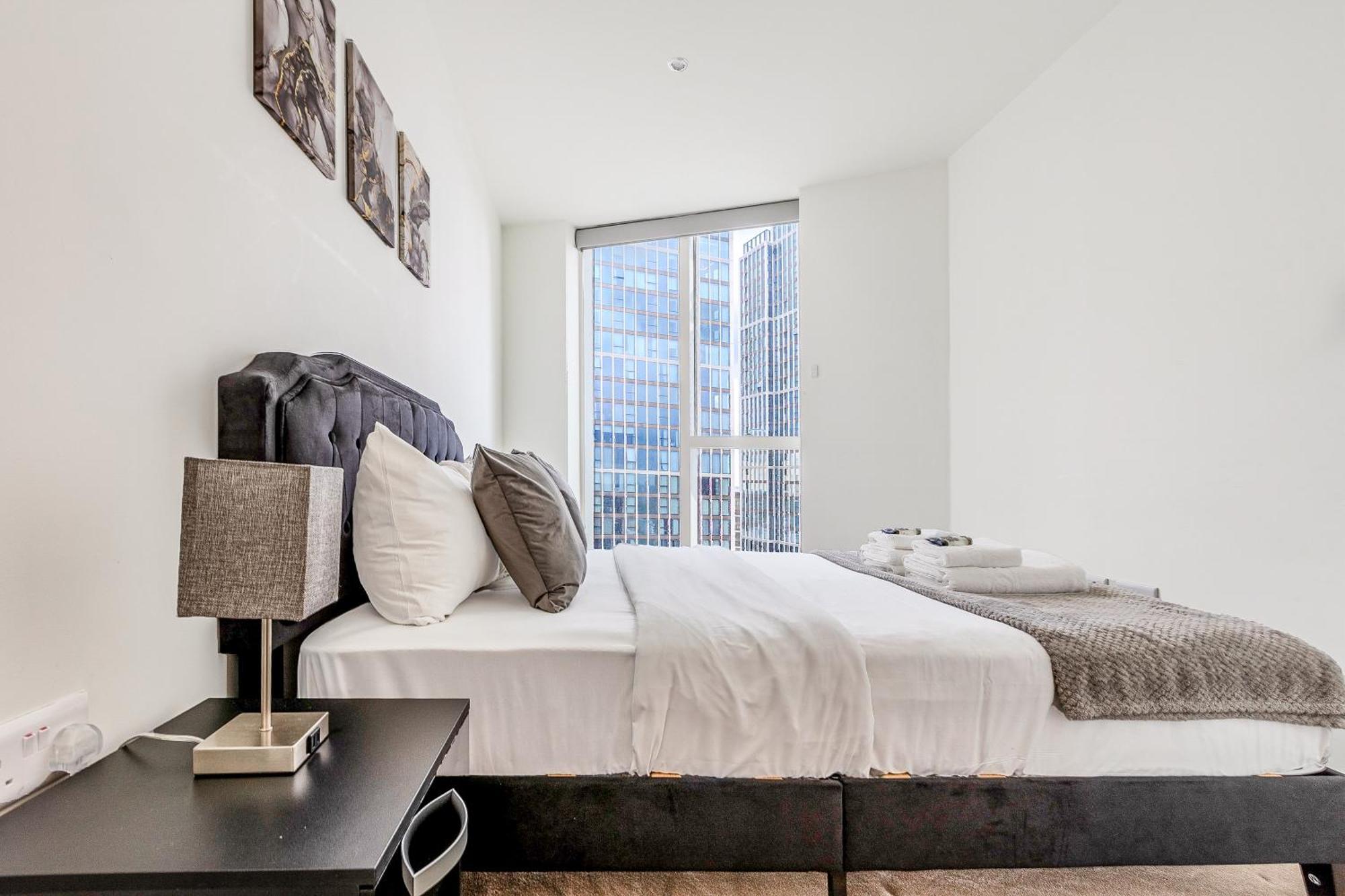 Bright 2br High Floor Flat, Nine Elms, 3min Tube London