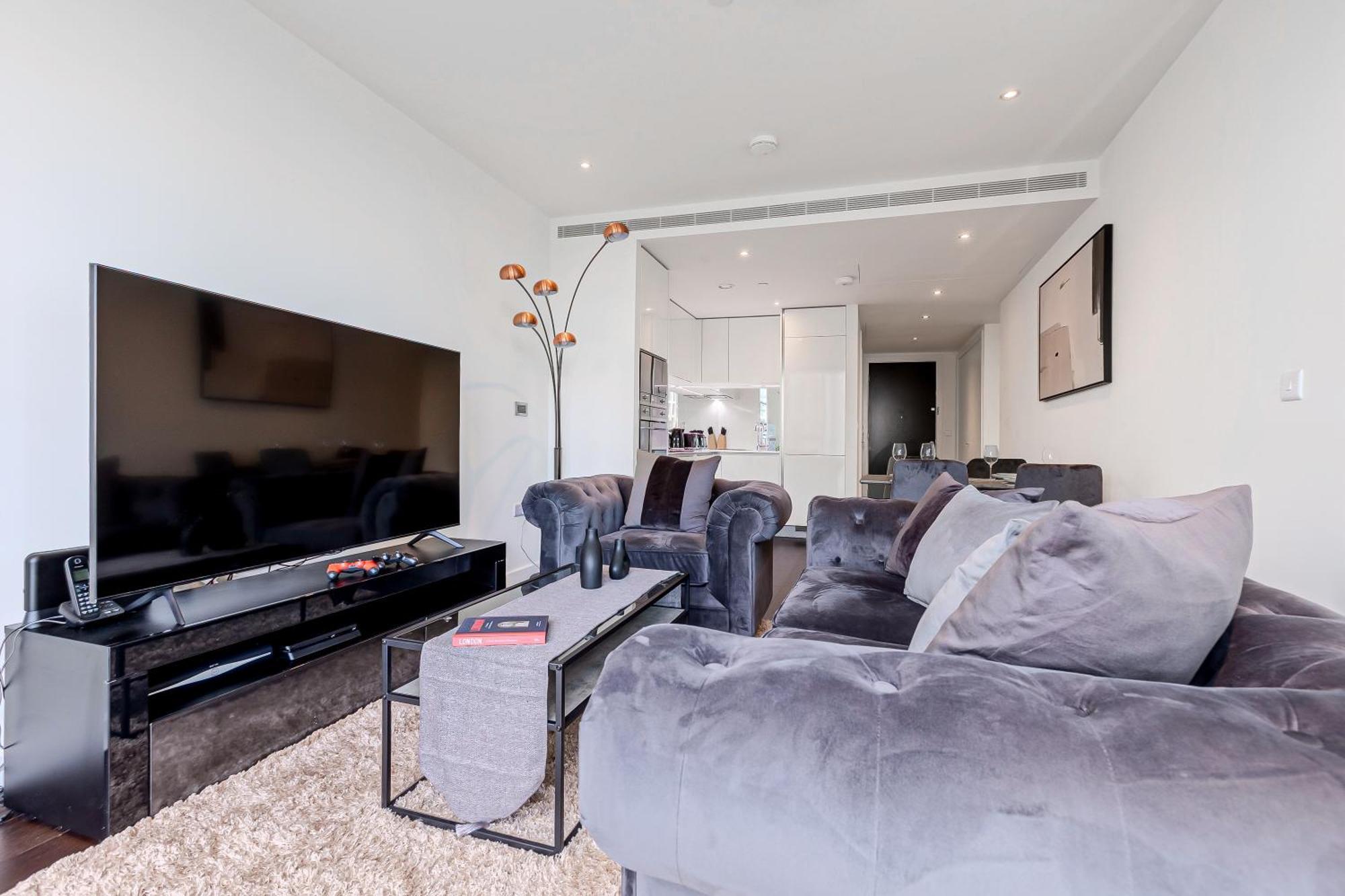 Bright 2br High Floor Flat, Nine Elms, 3min Tube London
