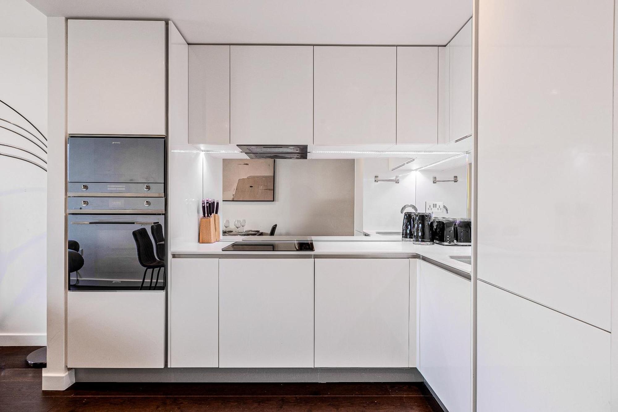 Bright 2br High Floor Flat, Nine Elms, 3min Tube