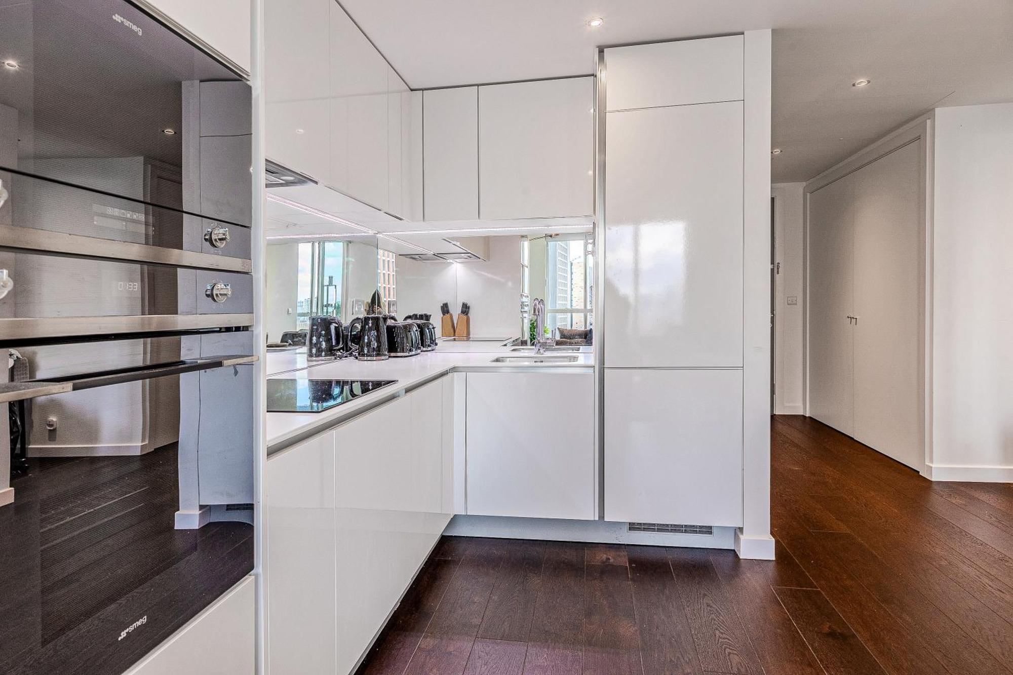 Bright 2br High Floor Flat, Nine Elms, 3min Tube Apartment
