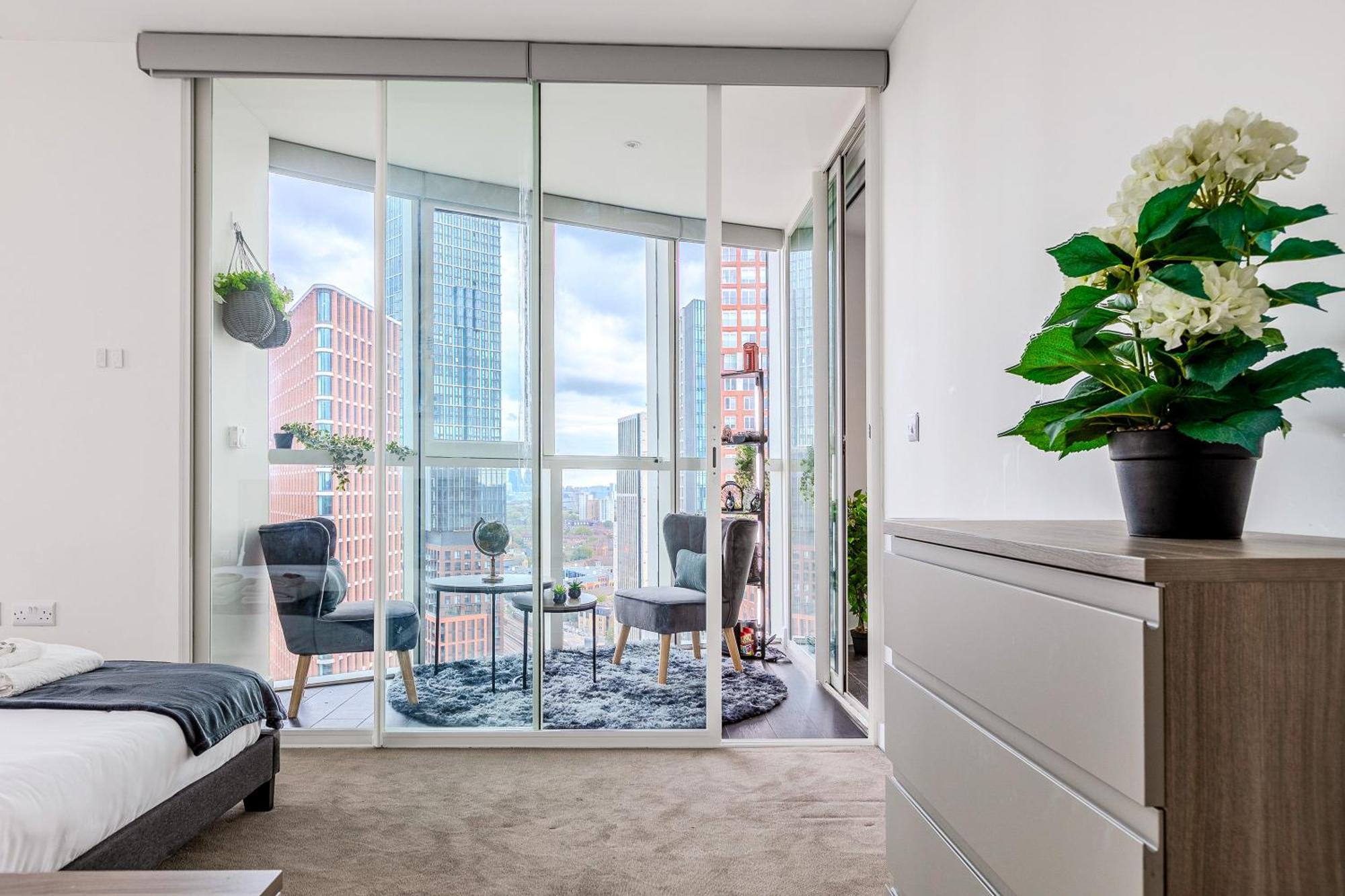 Bright 2br High Floor Flat, Nine Elms, 3min Tube Apartment London