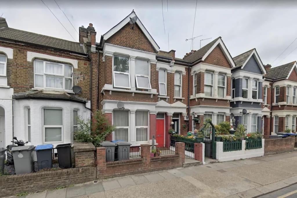 Super Cozy 2 Bed 2 Bath Ground Floor Flat! *