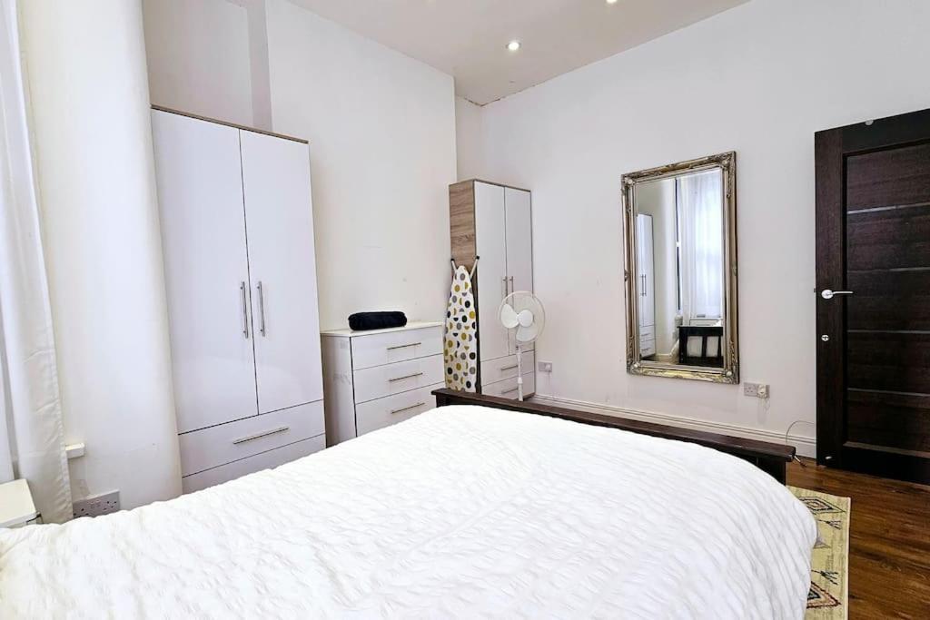 Super Cozy 2 Bed 2 Bath Ground Floor Flat! *