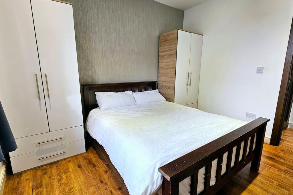 Super Cozy 2 Bed 2 Bath Ground Floor Flat! * London