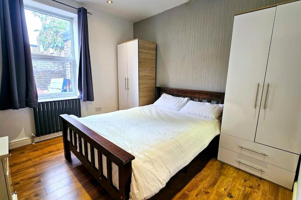 Apartment Super Cozy 2 Bed 2 Bath Ground Floor Flat! London