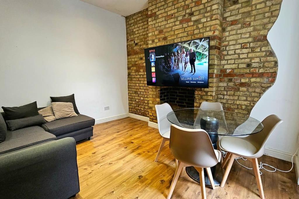Super Cozy 2 Bed 2 Bath Ground Floor Flat! *