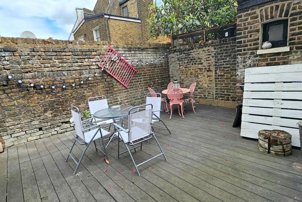Super Cozy 2 Bed 2 Bath Ground Floor Flat! London