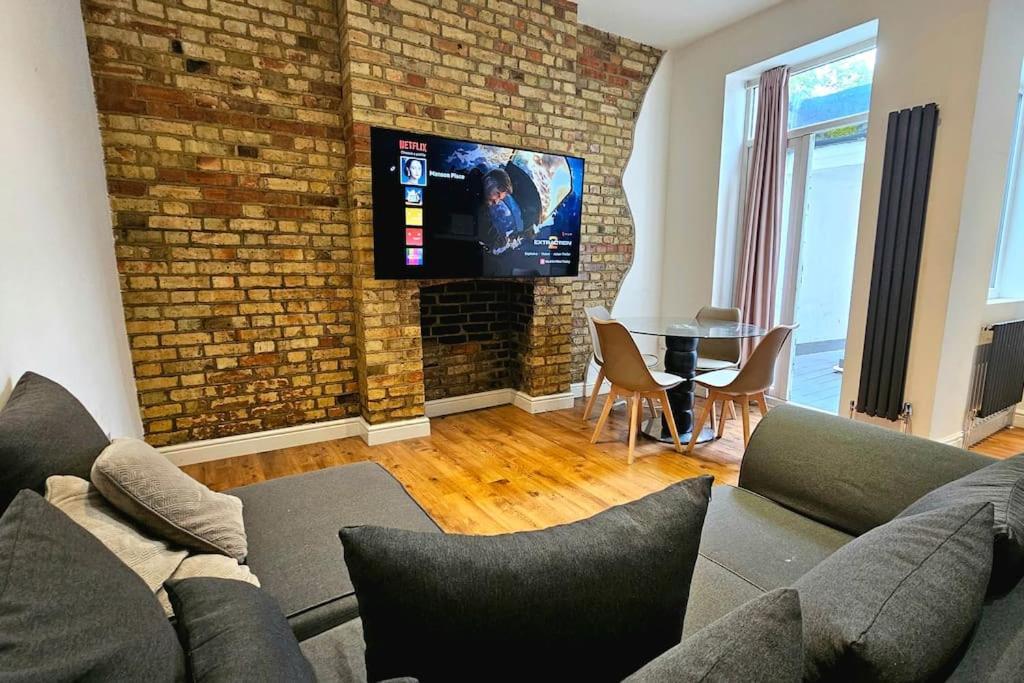 Apartment Super Cozy 2 Bed 2 Bath Ground Floor Flat! London