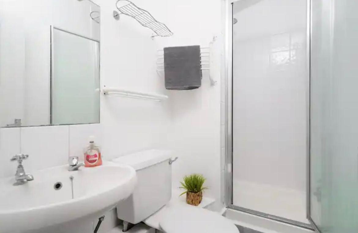 2 Bedroom Flat Sw9 -2min Walk From Brixton Station, Free Off Road Parking Leilighet