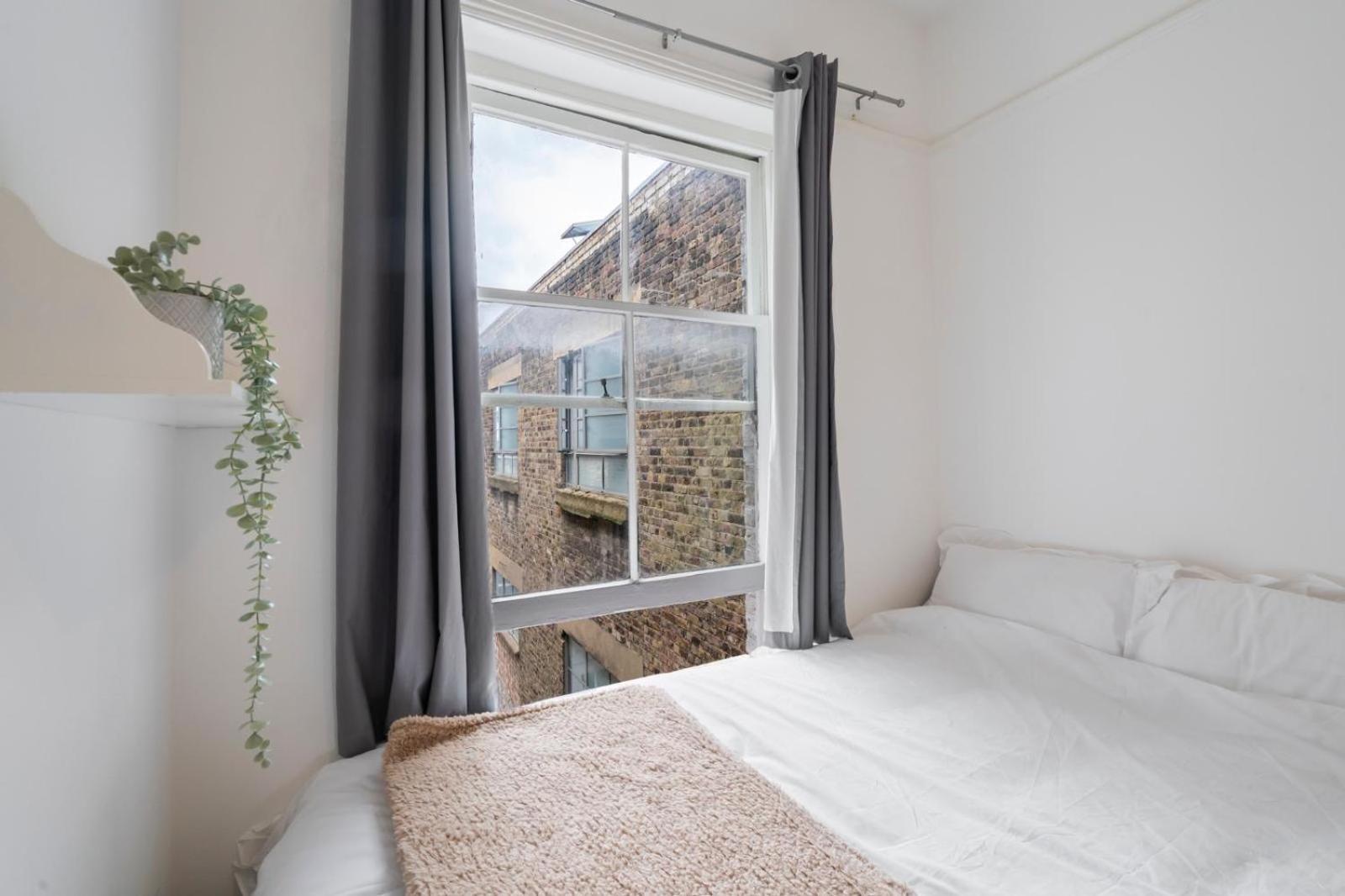 2 Bedroom Flat Sw9 -2min Walk From Brixton Station, Free Off Road Parking * London
