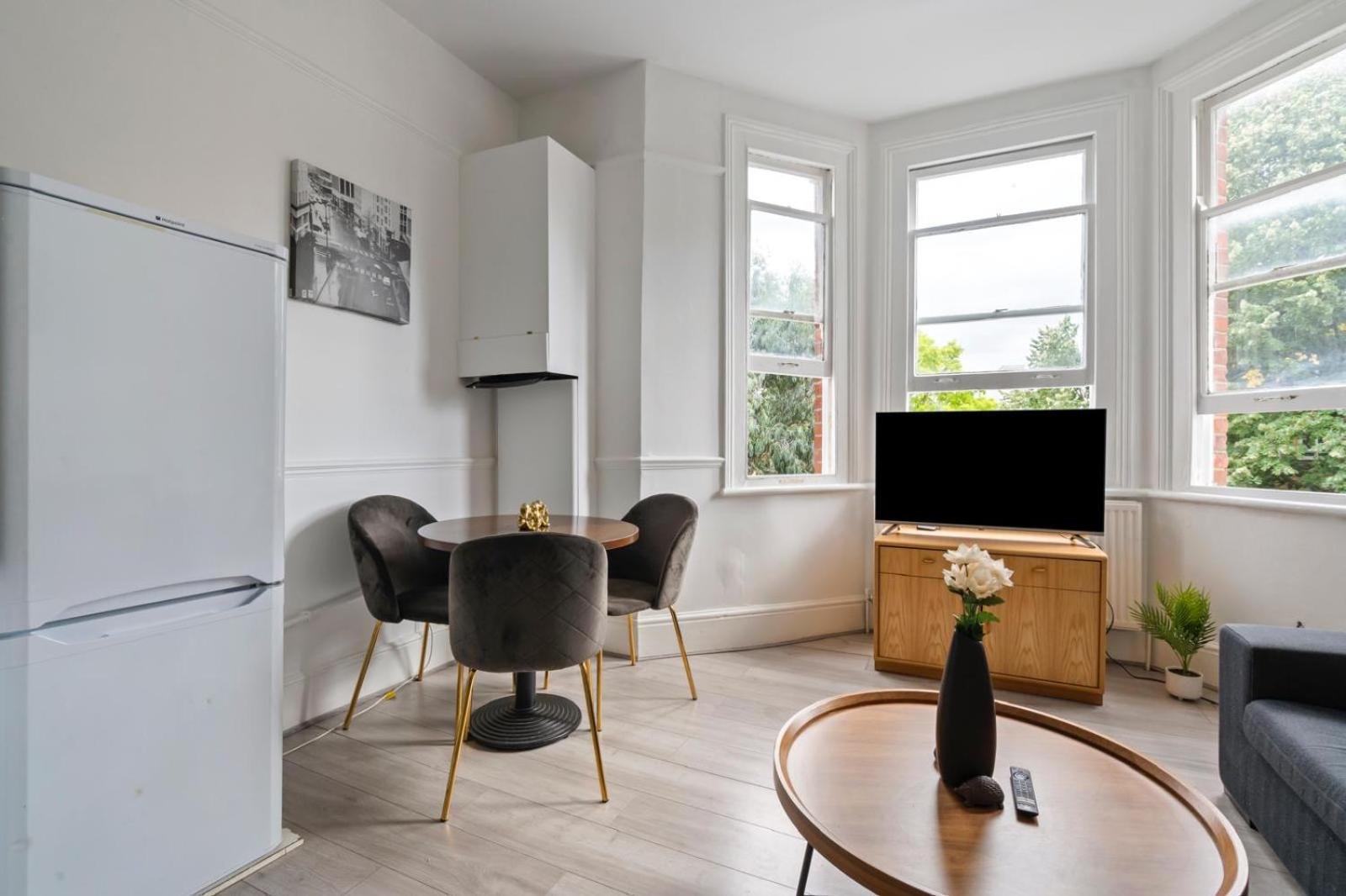 Leilighet 2 Bedroom Flat Sw9 -2min Walk From Brixton Station, Free Off Road Parking *