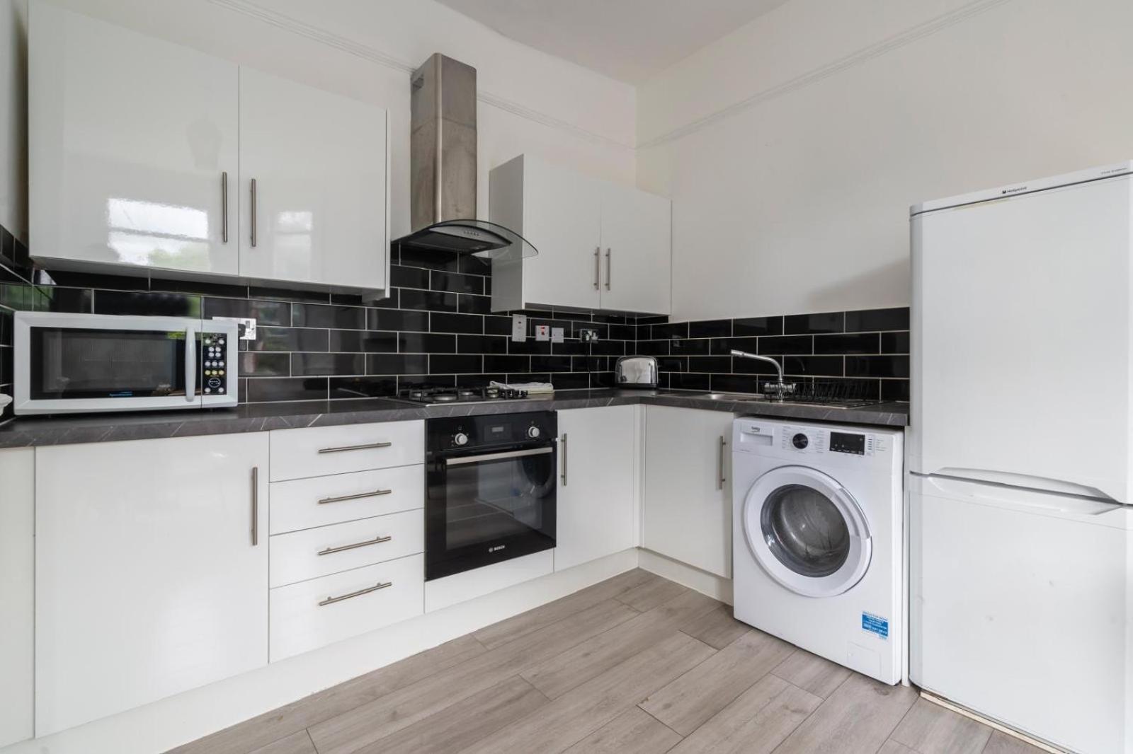 2 Bedroom Flat Sw9 -2min Walk From Brixton Station, Free Off Road Parking London