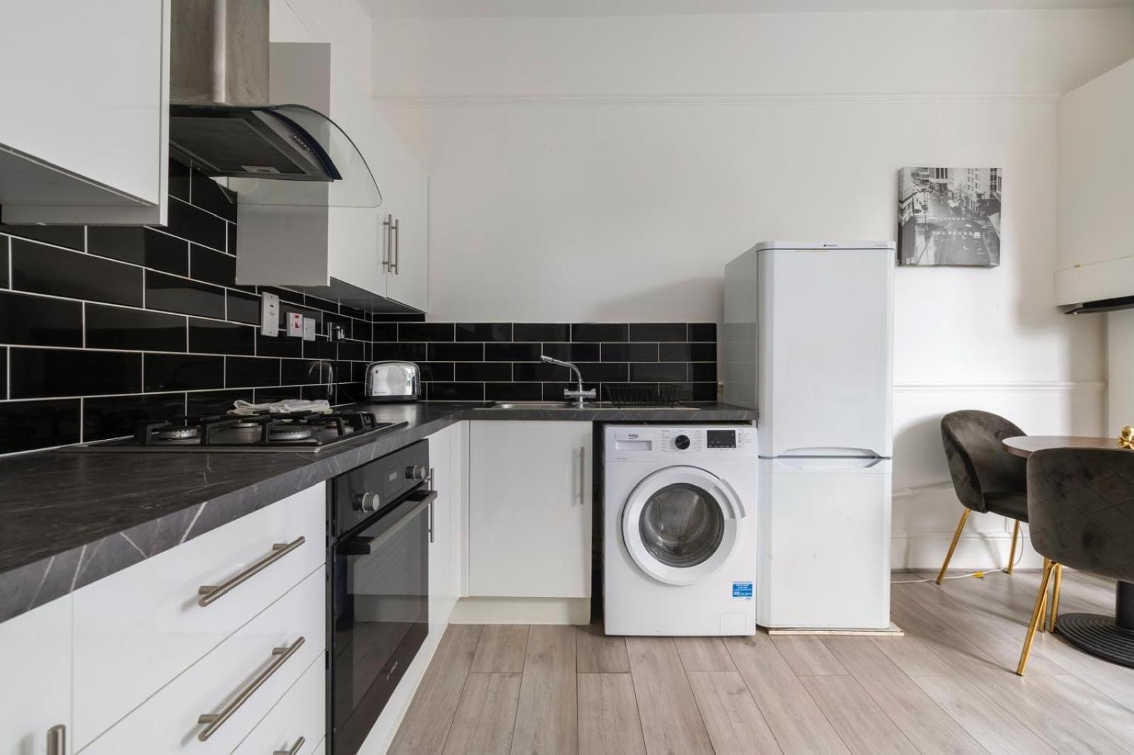 2 Bedroom Flat Sw9 -2min Walk From Brixton Station, Free Off Road Parking Leilighet