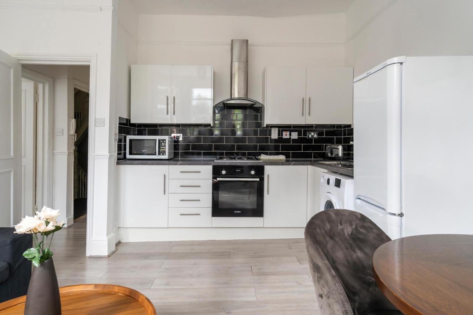 Leilighet 2 Bedroom Flat Sw9 -2min Walk From Brixton Station, Free Off Road Parking *