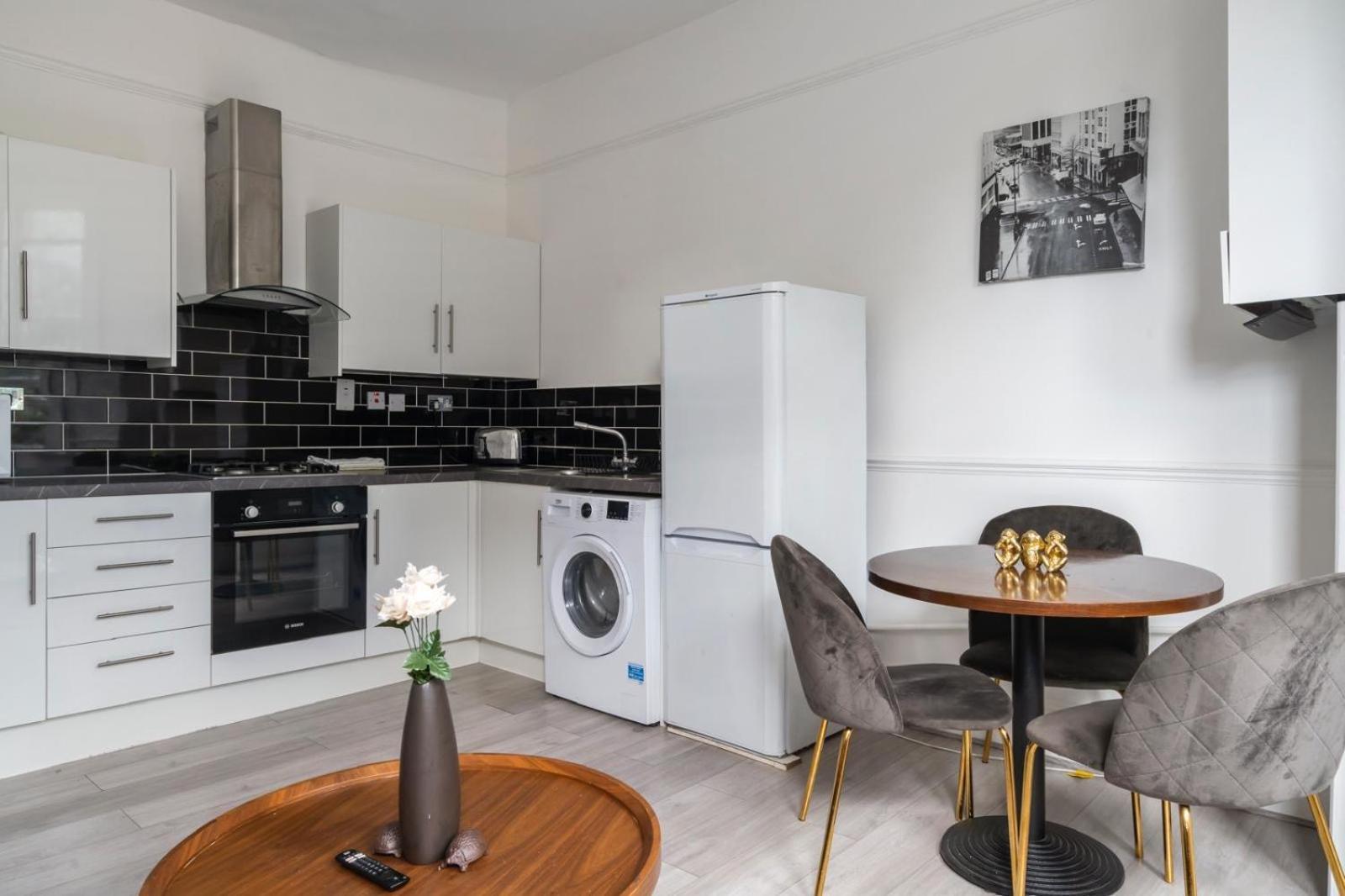 2 Bedroom Flat Sw9 -2min Walk From Brixton Station, Free Off Road Parking *