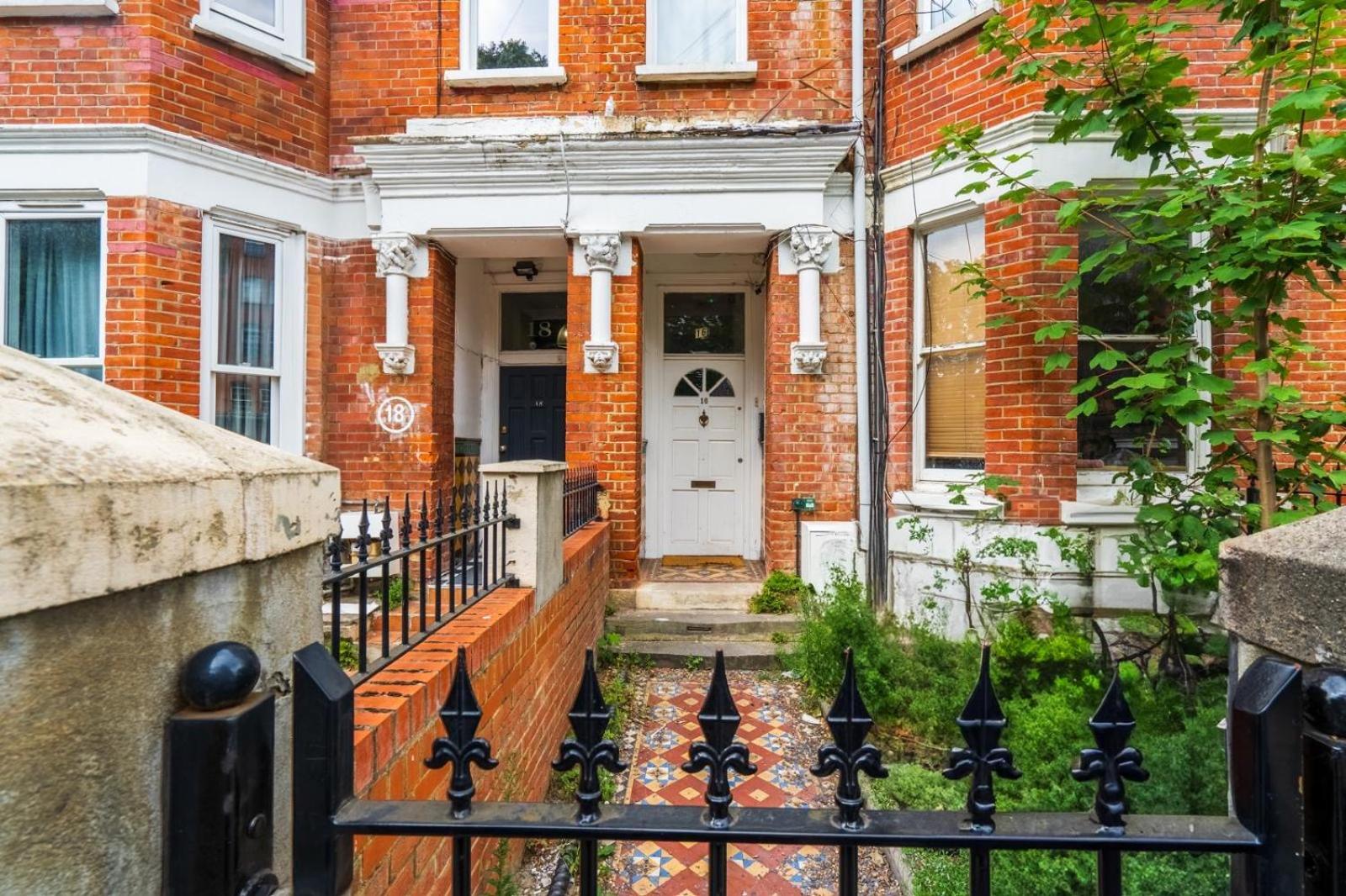 2 Bedroom Flat Sw9 -2min Walk From Brixton Station, Free Off Road Parking London