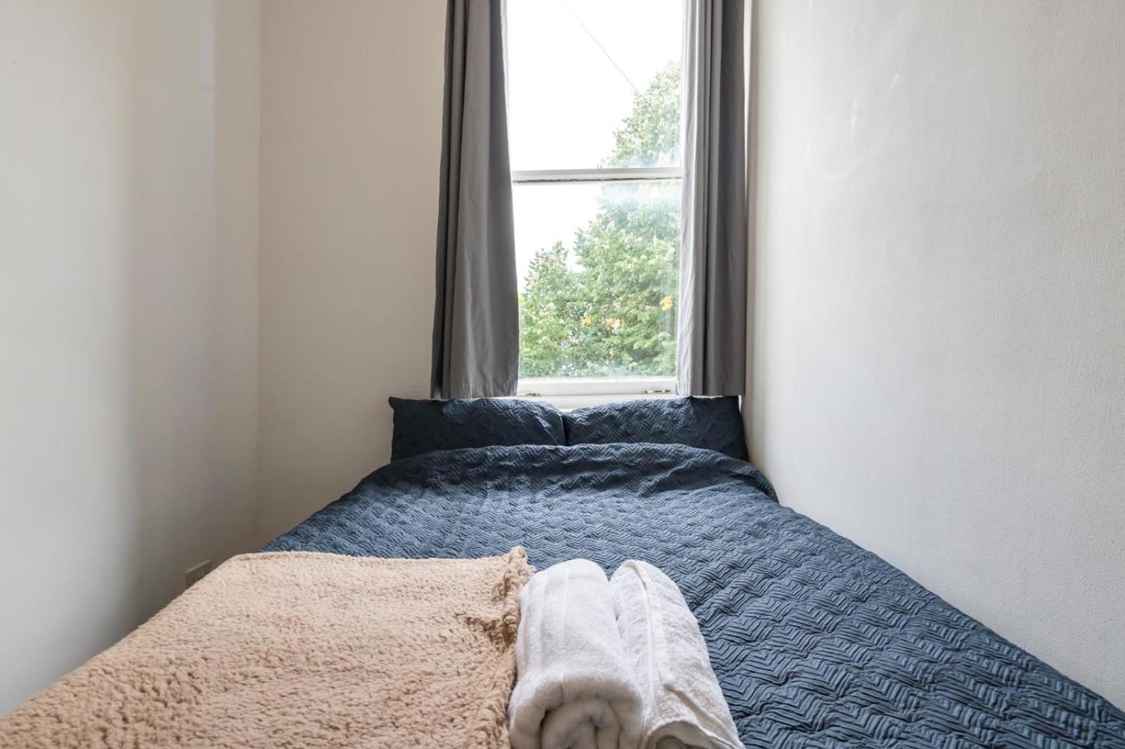 2 Bedroom Flat Sw9 -2min Walk From Brixton Station, Free Off Road Parking * London