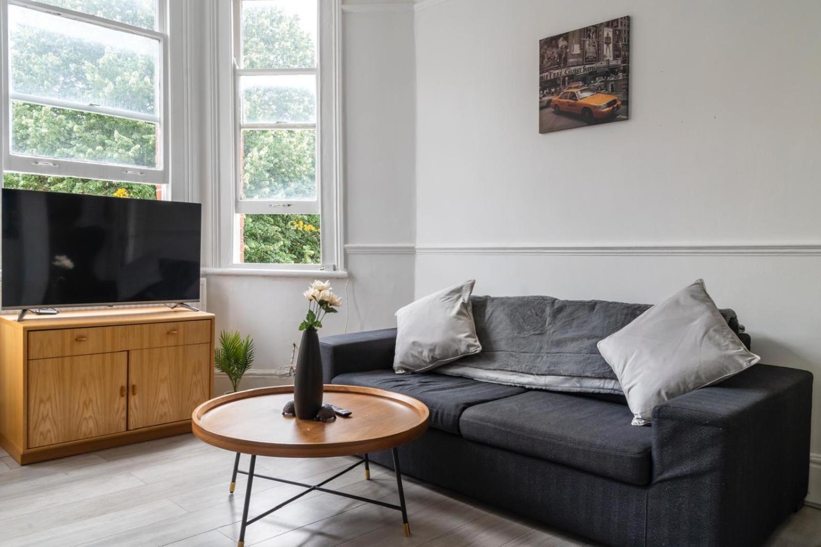2 Bedroom Flat Sw9 -2min Walk From Brixton Station, Free Off Road Parking Leilighet