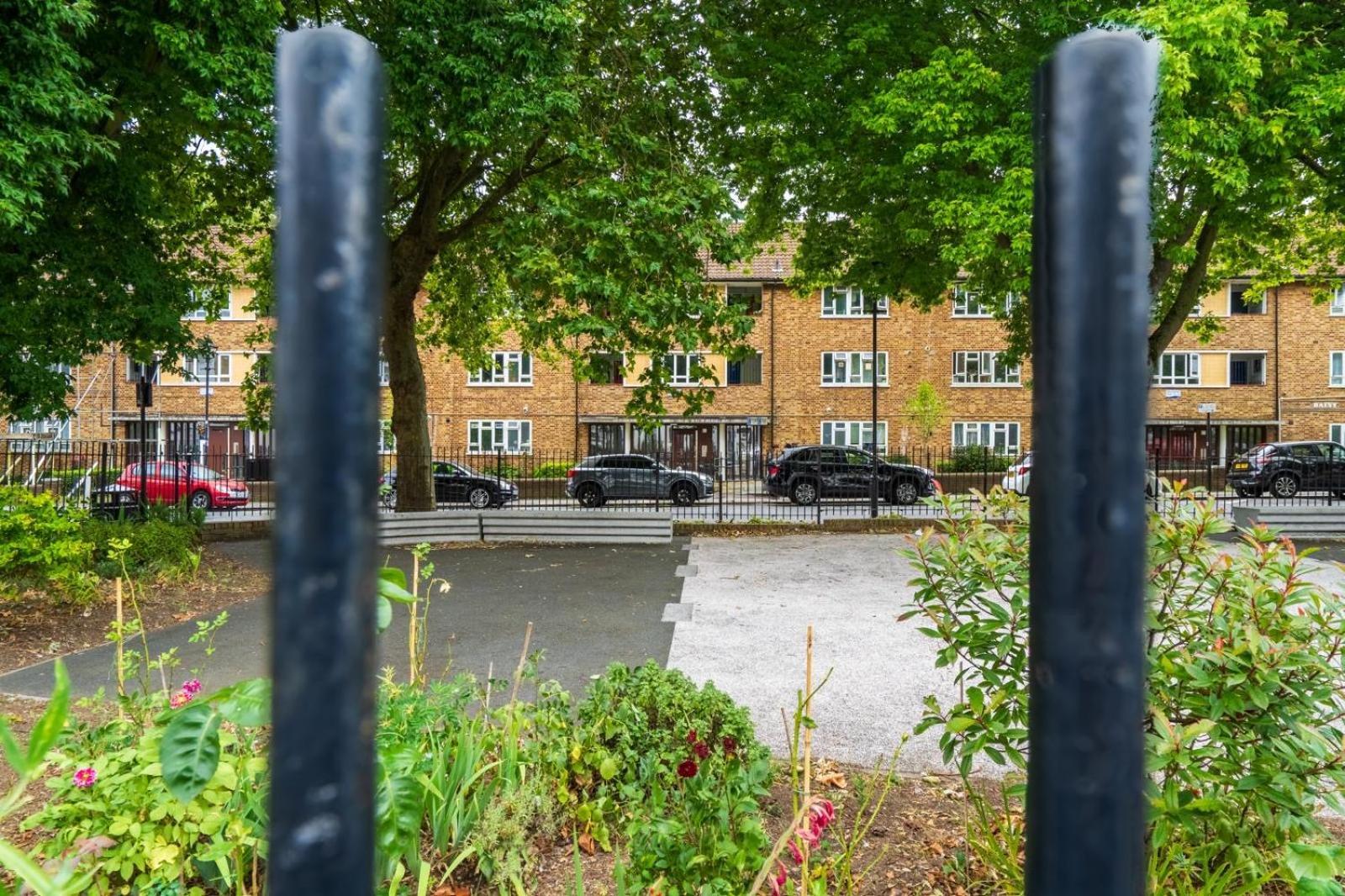 2 Bedroom Flat Sw9 -2min Walk From Brixton Station, Free Off Road Parking *