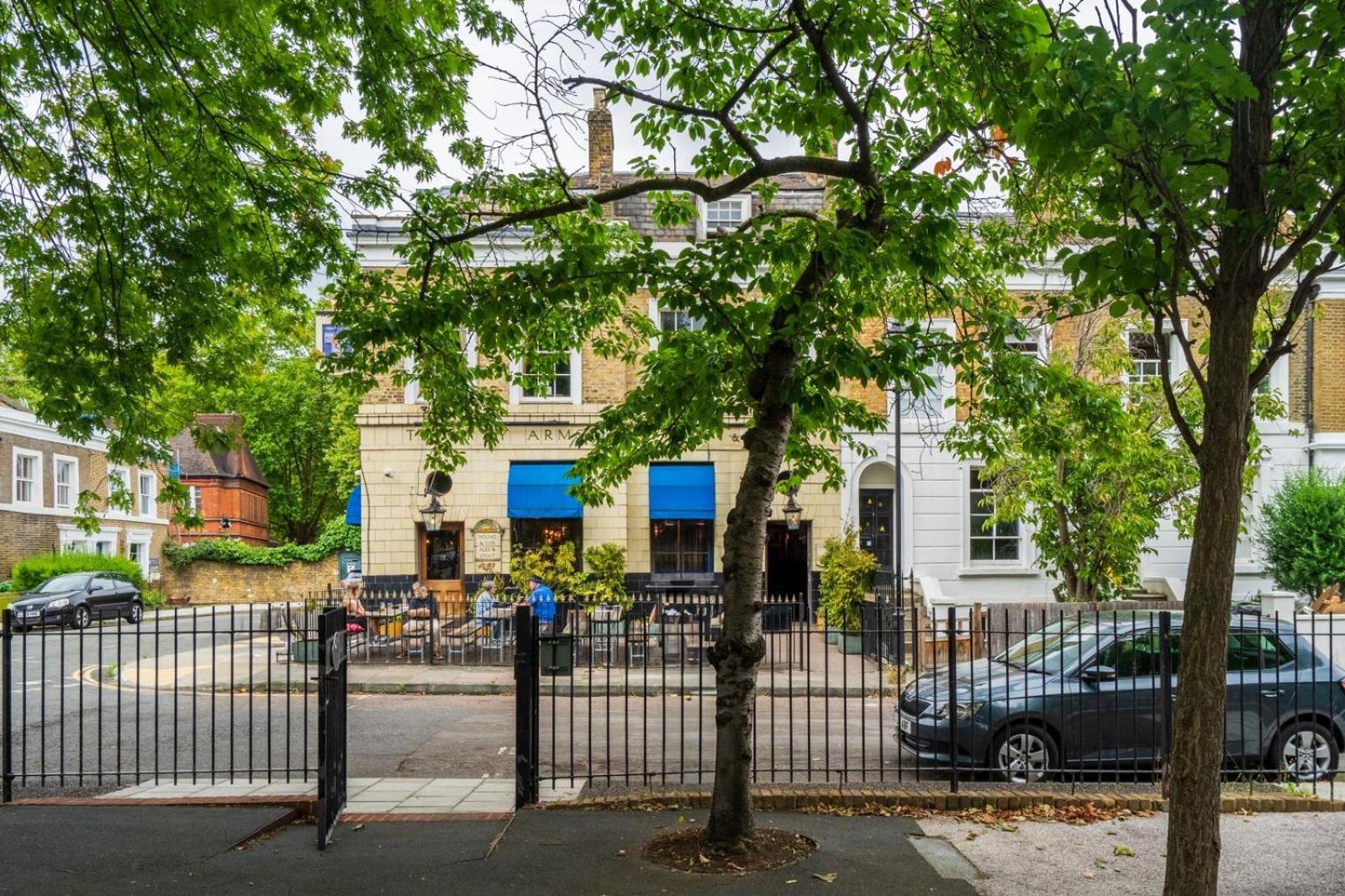 2 Bedroom Flat Sw9 -2min Walk From Brixton Station, Free Off Road Parking London