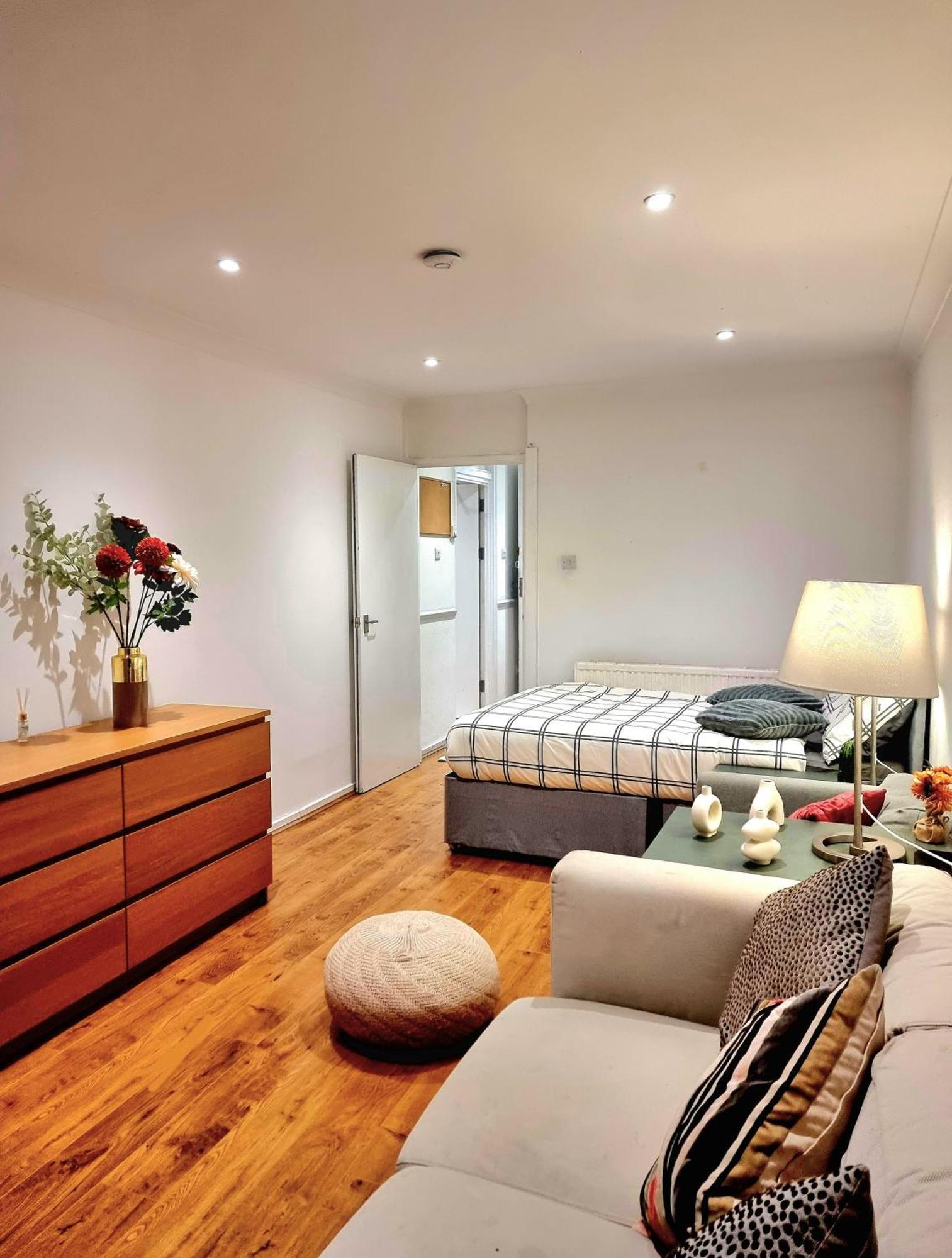 Vakantiehuis Charming 4 Bedroom Duplex With Private Entrance