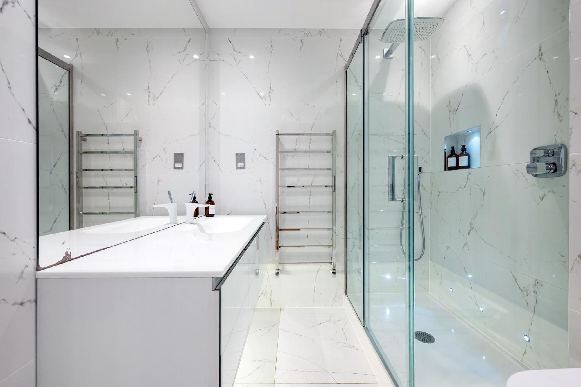 Luxury Aircon 3 Bedr, 4 Beds, 2 Bath Trafalgar Sq *