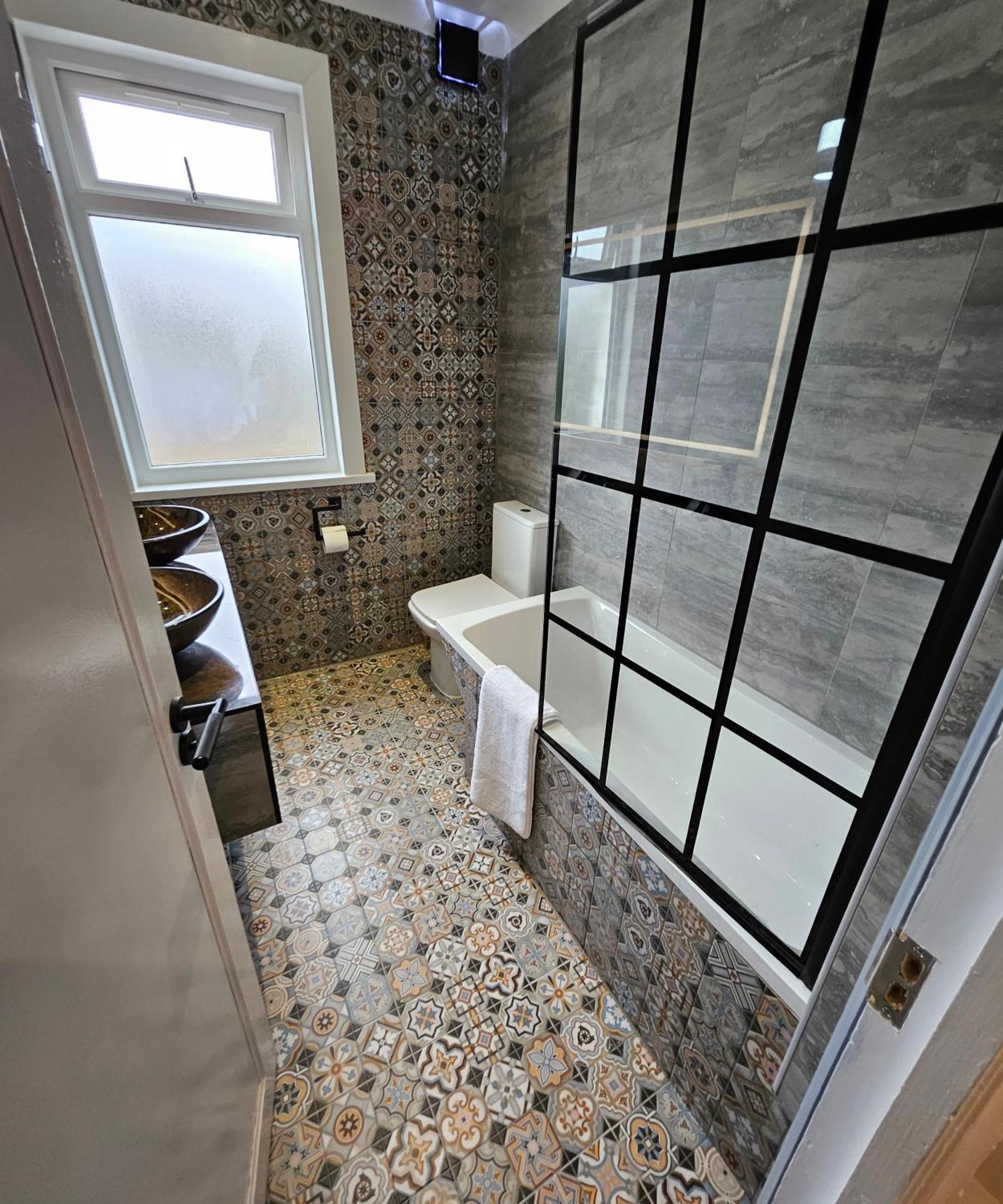 Wembley Lovely 6 Bed House Sleeps Up To 14 Holiday home *