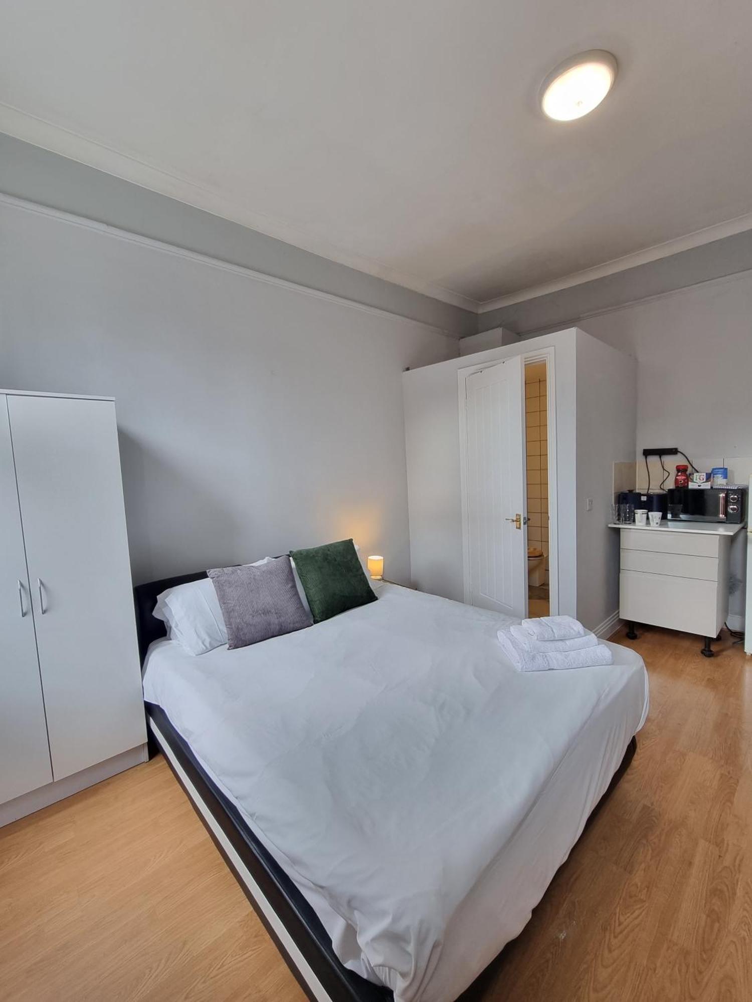 Charming In Near Apartment London