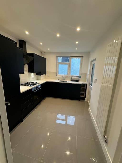 The Upper Tooting Beauty - 2bed Ground Floor Flat Apartment *