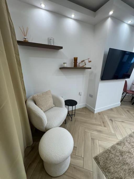 The Upper Tooting Beauty - 2bed Ground Floor Flat *