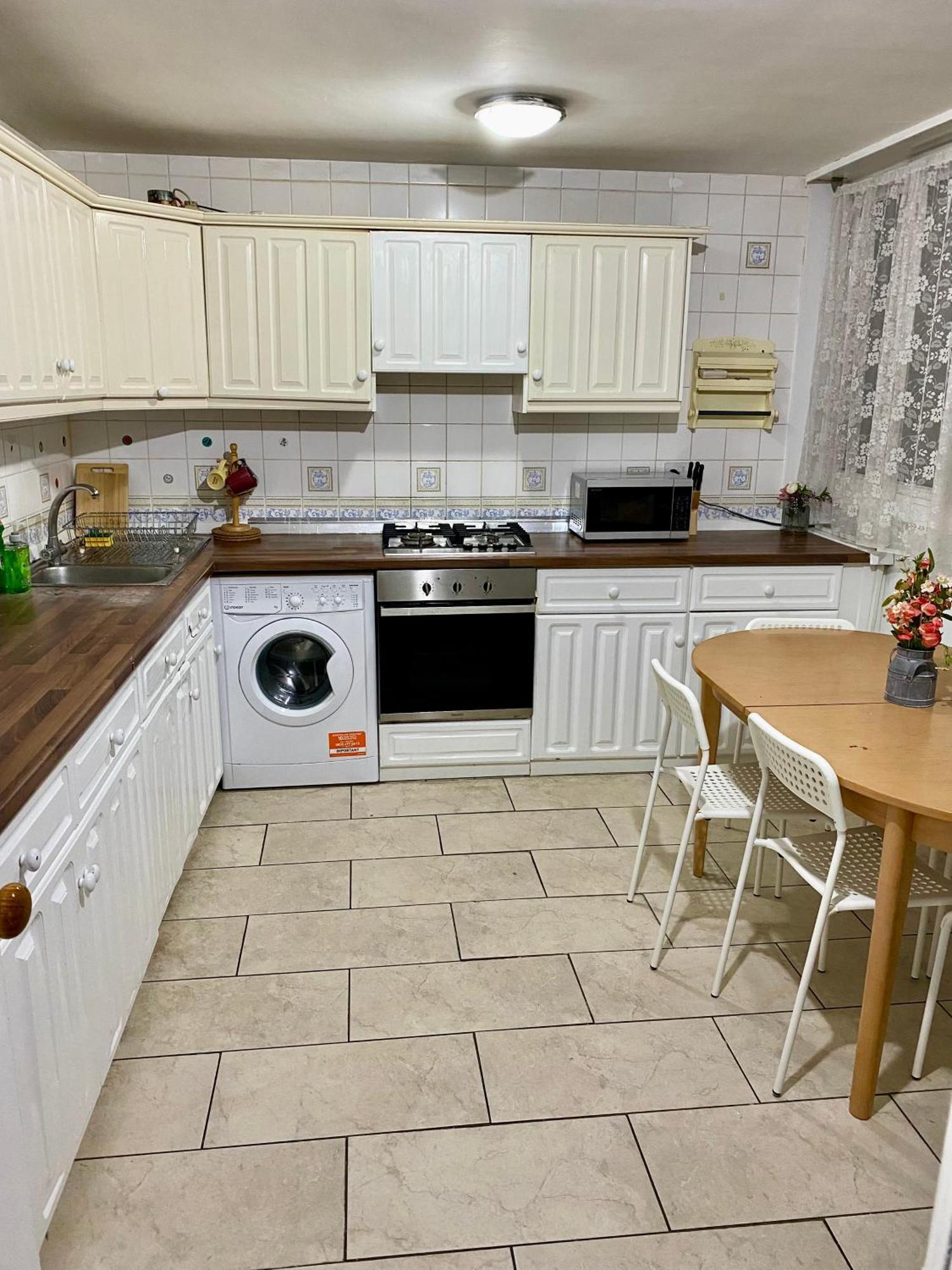 3 Bedroom Flat, Oxford Circus, W1w Apartment