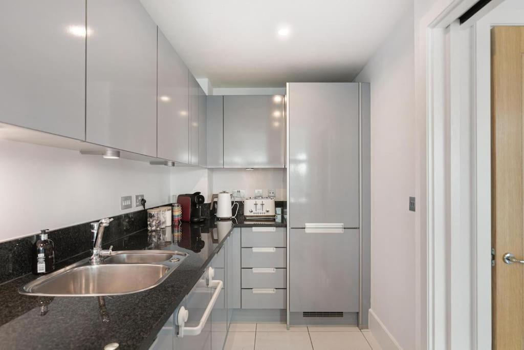 Apartment 2 Bed Riverside Flat With Breath Taking Views *