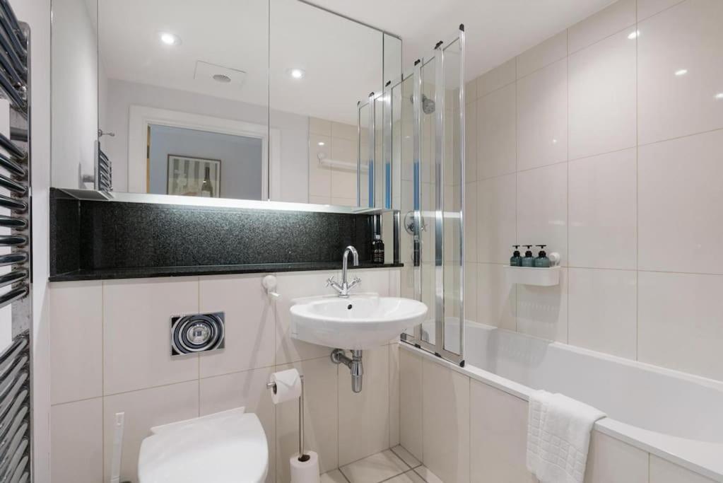 2 Bed Riverside Flat With Breath Taking Views *