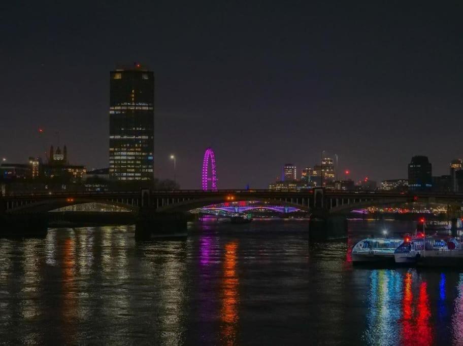 2 Bed Riverside Flat With Breath Taking Views * London