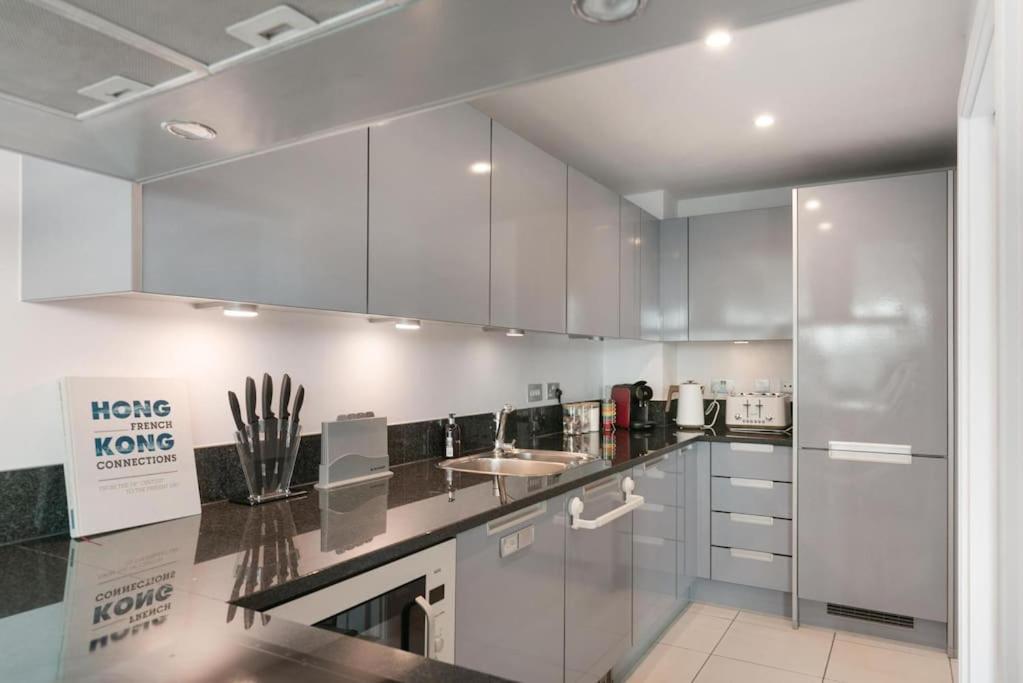 2 Bed Riverside Flat With Breath Taking Views Apartment London